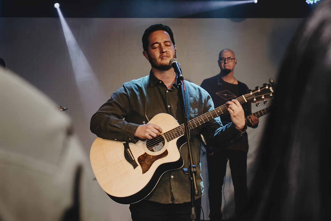 Nova música Aba, de Lucas Brondi, convida cristãos ao louvor comunitário